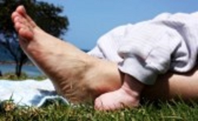 12785400-pies-pequenos-y-grandes-pies-de-la-madre-y-su-hijo